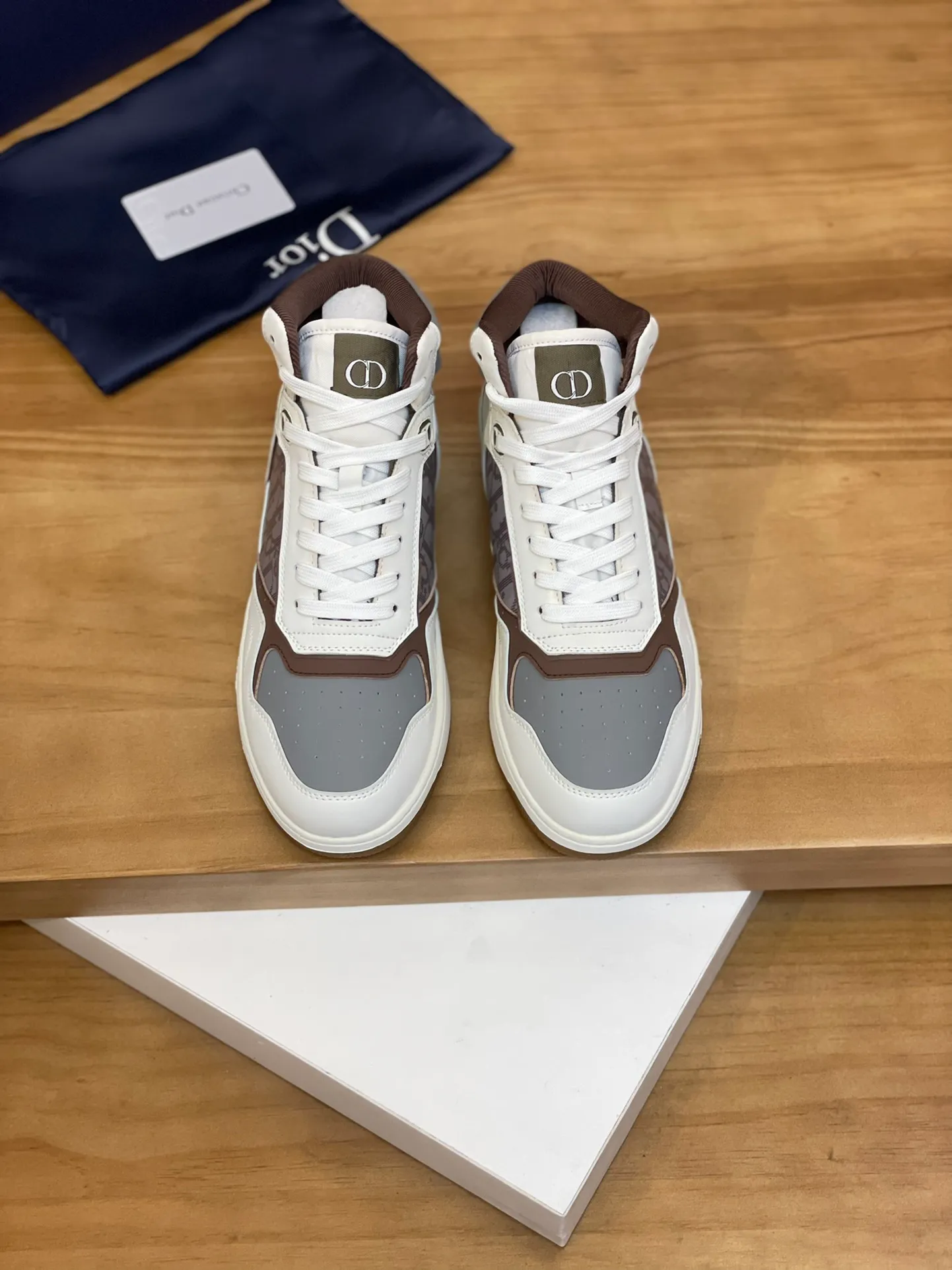 Men's shoes: 💰P460¥ Product trademark: Dior* "Dior*" high-top casual shoes Regular size: 38-44 (can be customized to 45.46) Product materials: Upper imported cowhide stitched with original fabric, breathable lining, original outsole. Number: 1006